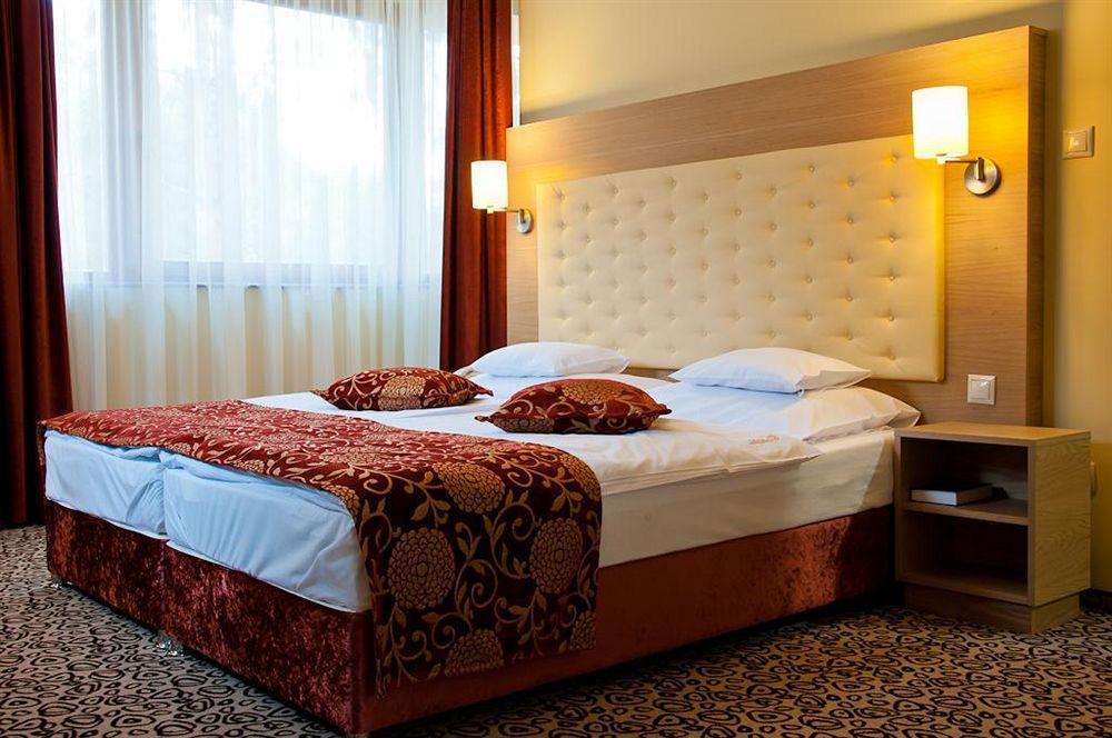 Erdospuszta Club Hotel Fenyves Debrecen Exterior foto